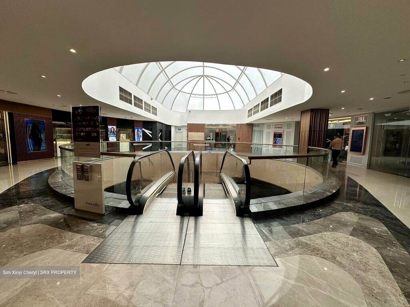 Palais Renaissance (D9), Retail #478842361